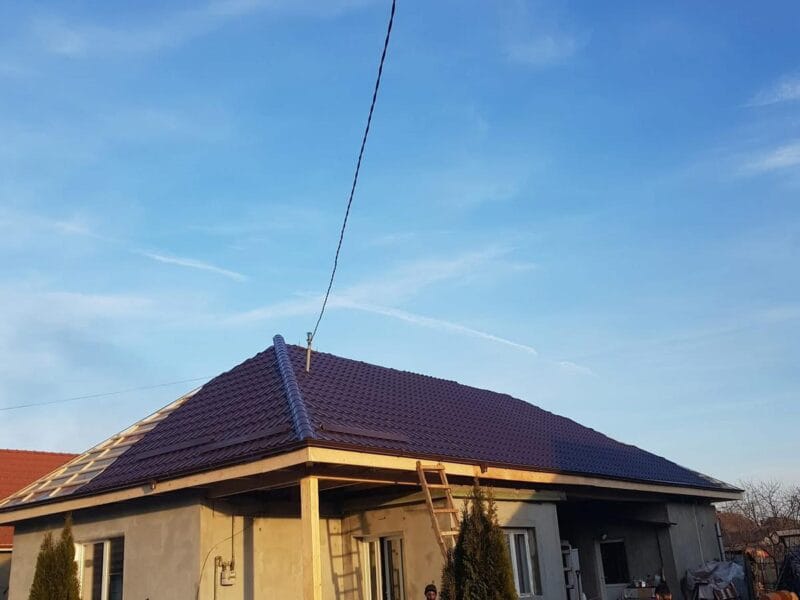 Acoperiș în patru ape — casă parter, țiglă metalică maro