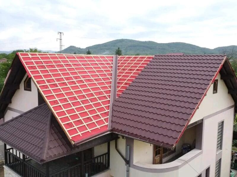 Înlocuire acoperiș vilă cu mansardă — țiglă metalică maro